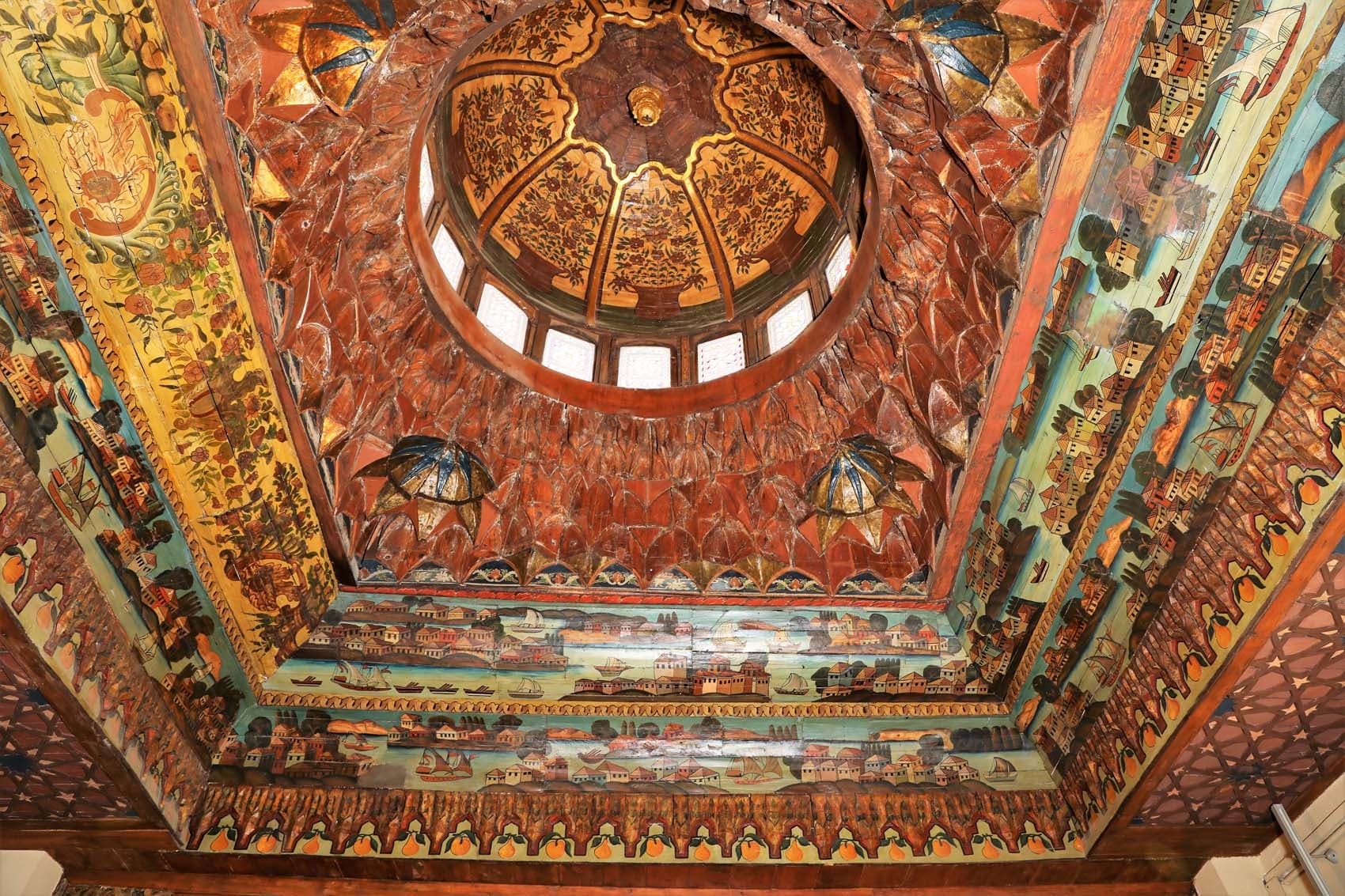 Wooden ceiling decorated with paintaing views o